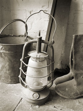 Bucket, Lamp, Boots Mono G006_0201